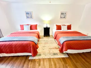 Convenient & Modern 2 Bed Apt Free Wi-Fi & Parking - Image 2