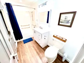 Convenient & Modern 2 Bed Apt Free Wi-Fi & Parking - Image 4