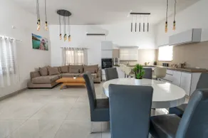 3-bedroom villa in Kalaniot - Image 5
