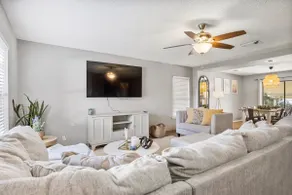 Lg 3 bedroom home with game rm - Image 2