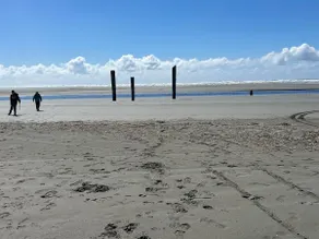 BEACH HOUSE GETAWAY!!                                       PACK YOUR BAGS!! - Image 3