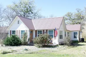 Rusty Rose Farmhouse on 1/2 acre Near Tarleton - Image 4