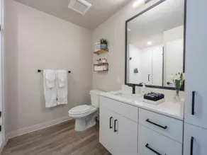Navy Nights & Scenic Feels - Sleek Studio Stay - Image 4