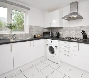 Spacious 5BR House 3 Bathrooms ideal for CONTRACTORS free PARKING - Image 5