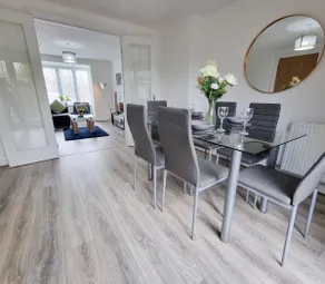 Spacious 5BR House 3 Bathrooms ideal for CONTRACTORS free PARKING - Image 2