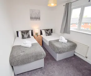 Spacious 5BR House 3 Bathrooms ideal for CONTRACTORS free PARKING - Image 4
