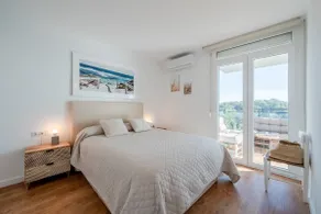 Luxurious ocean and mountain views - Image 2