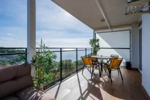 Luxurious ocean and mountain views - Image 3