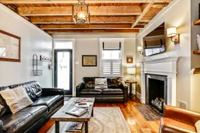 Urban Charm 4BR-2BR Retreat with Patio & Parking - Image 2