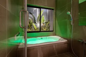 Jacuzzi/13 min train ride to Shinjuku/2 bathrooms/2 toilets/free parking/6 min walk to nearest station/145 m² - Image 2