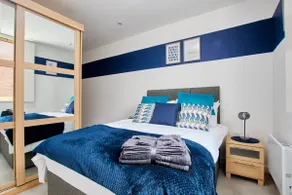 Modern Flat in Lincoln Centre w/Parking Included - Image 3