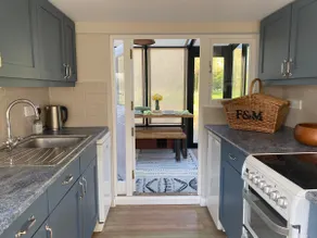 Beautifully appointed one-bedroom cottage - Image 4
