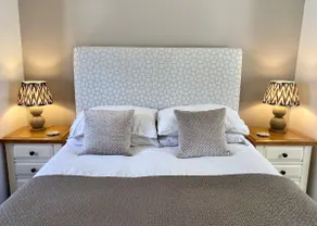 Beautifully appointed one-bedroom cottage - Image 2