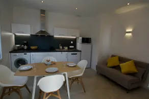 Sea view apartment, beach access - Image 3