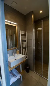 Sea view apartment, beach access - Image 5