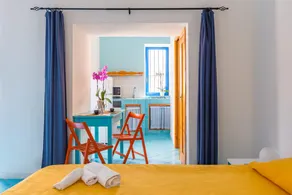 Window overlooking the sea, studio with view - Image 2
