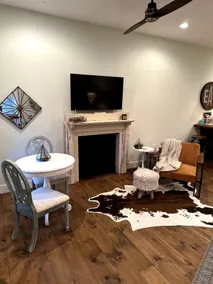 The Carriage House in the Heart of Uptown - Image 2