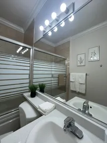 Cozy One Bedroom Suite l Minutes from YVR Airport - Image 5