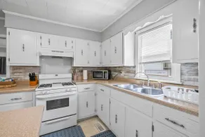 Newly Renovated 4 Bed Home in Quiet Neighborhood - Image 4