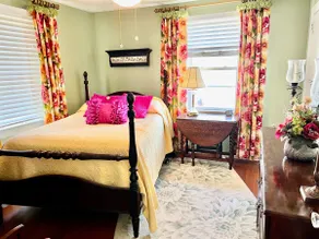 Cozy Country Cottage - Image 4