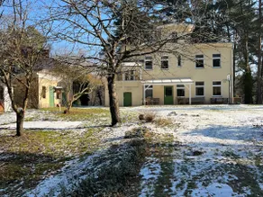 House by the lake and forest - Image 3