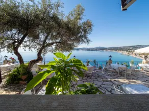 Large balcony boutique apartment - Image 2