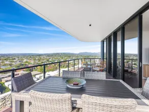 A 3 Bedroom Luxury Magnoli Penthouse in Palm Beach - Image 3