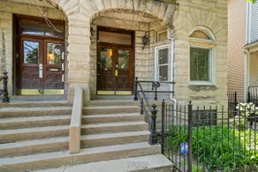 Lakeview Lux - 20min to Wrigley - Free Parking - Sleeps 17+ - Image 2