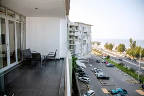 Beachfront Luxury Exquisite Retreat above Mall - Image 5
