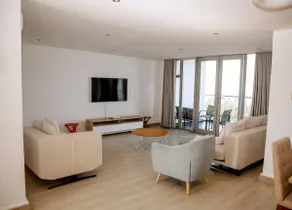 Beachfront Luxury Exquisite Retreat above Mall - Image 2