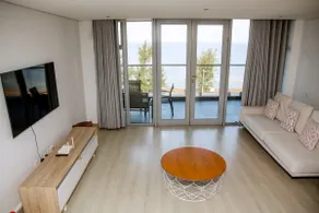 Beachfront Luxury Exquisite Retreat above Mall - Image 4