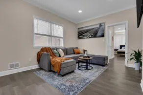 Clean Modern Central Location - Image 3