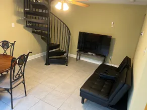 Nice house and Great location - Image 4
