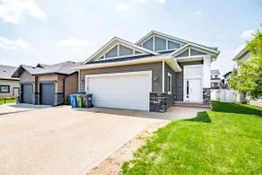 Modern 3BR/2BTH Upstairs Suite - Image 2