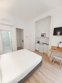 Studio overlooking the garden - Image 2