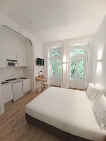 Studio overlooking the garden - Image 3