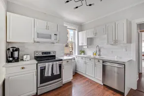 Large 4 Bed Apt in Rogers Park! - Image 4