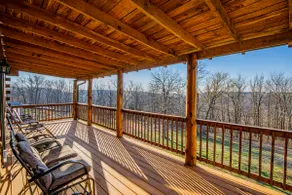 Papa Bear Log Cabin at the Buffalo River - Image 2