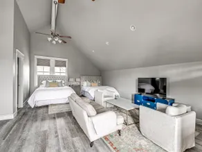 The Carriage House | Stylish Apartment - Image 4