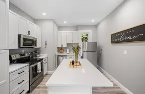 Cozy & Modern Home, Free Parking - Image 2