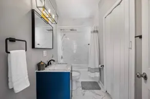 Cozy & Modern Home, Free Parking - Image 5