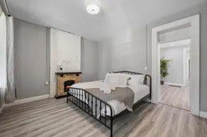 Cozy & Modern Home, Free Parking - Image 3