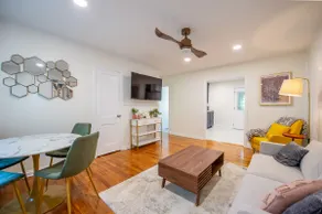 Midtown Cottage - Central Location! 😍 (Duplex) - Image 2