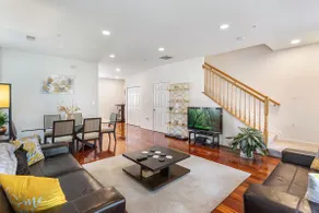 Modern Townhome + Free Parking - Image 4