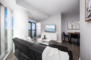 Panoramic Waterfront Skyline View + Free Parking - Image 3