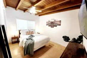 Chic one bedroom unit with private backyard. - Image 5