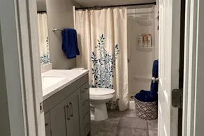 Welcoming 2 bedroom apartment with full kitchen - Image 5