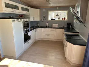 Wonderful modern holiday home with great lake views - Image 4