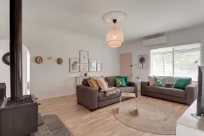 Berechiah Cottage—Stroll to Cafés & Coast - Image 2