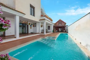 House to disconnect, spa fee applies, private BBQ - Image 2